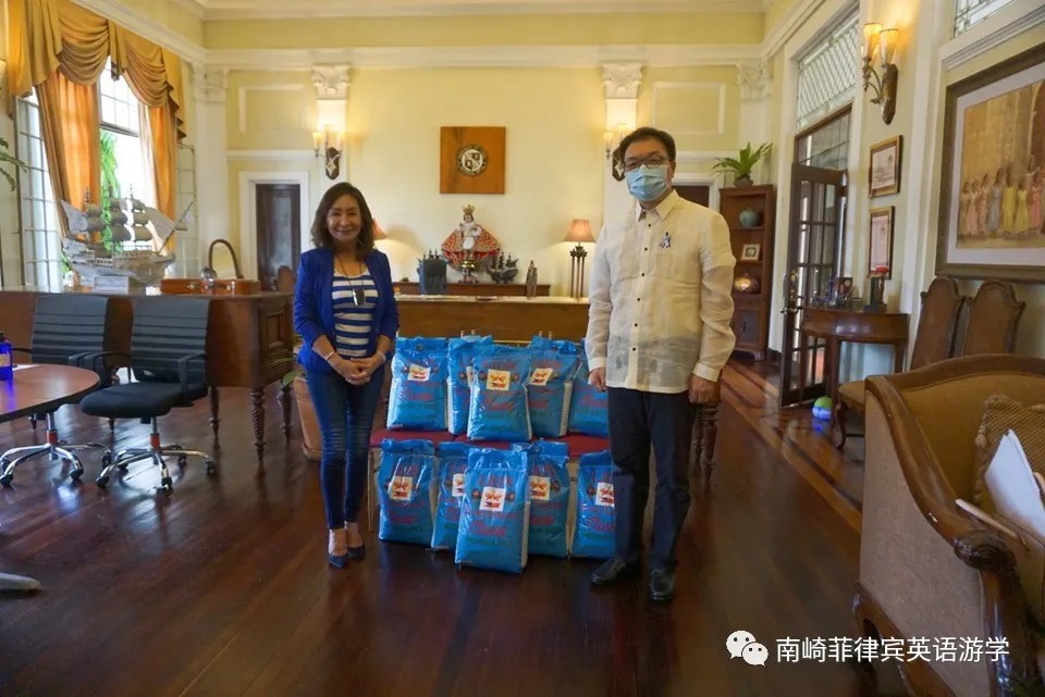 中国向宿务捐赠7292袋大米